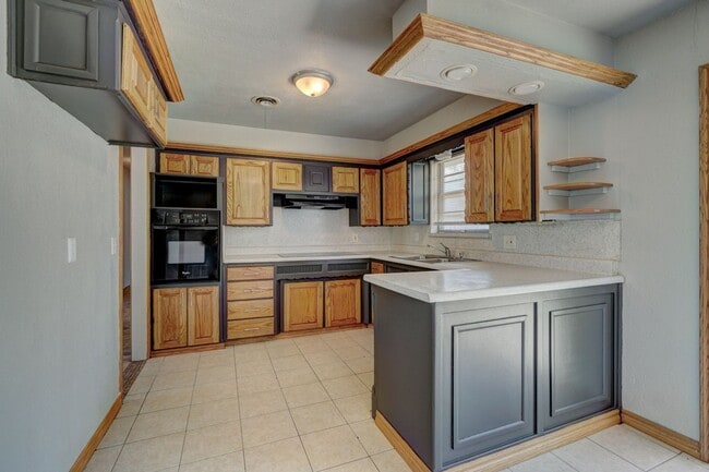 Building Photo - Nice 4 Bed 1.5 Baths Located near Tinker Diagonal