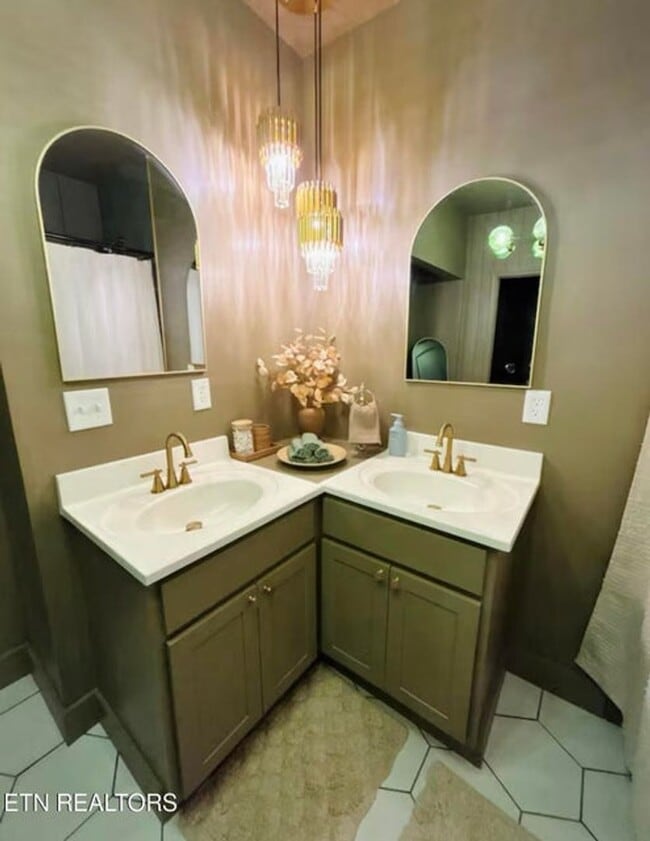 Building Photo - Knoxville 37920 - 1 bedroom, 1 bath studio apartment - Contact Tara Hayes (865) 242-8010