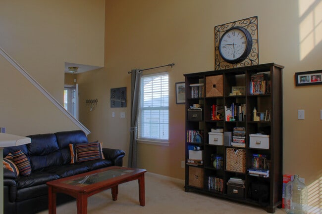 Building Photo - 3-bedroom House with Fenced-in Backyard Available on Sep 14th