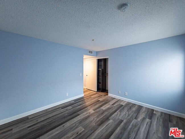 Building Photo - 625 E Del Mar Blvd