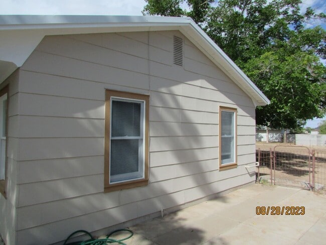Building Photo - $900 3 Bedroom/1 Bath Spacious Home, Locat...