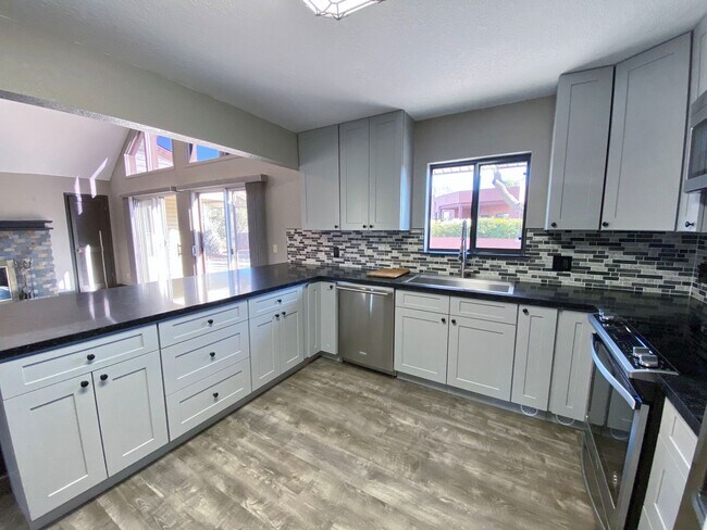 Building Photo - HOUSE - VILLAGE OF OAK CREEK