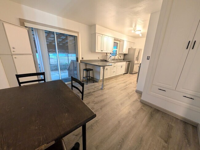 Building Photo - Fantastic 3 Bedroom Clarkston House with F...