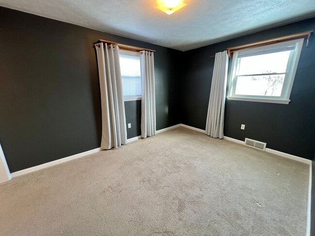 Building Photo - Charming Home - 2 Bedrooms 2 Bathroom - Mo...