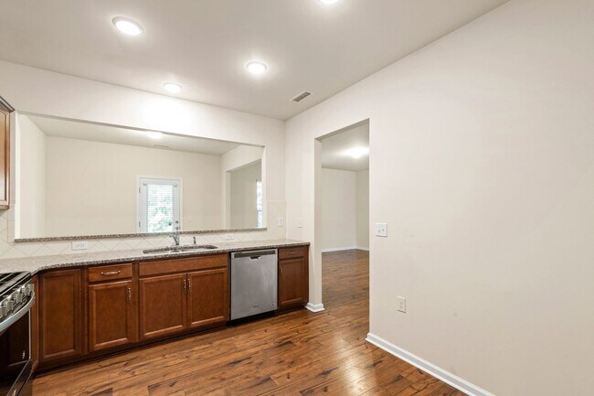 Building Photo - Elegant Townhome Near Southpoint Mall!