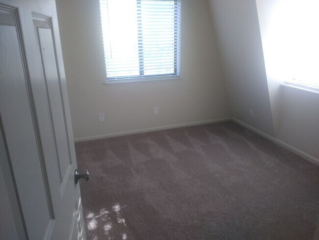 Building Photo - 2 Bedroom Single Family Home in Loomis-Bri...