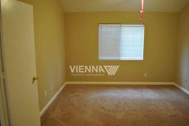 Building Photo - 4073 N Country Dr