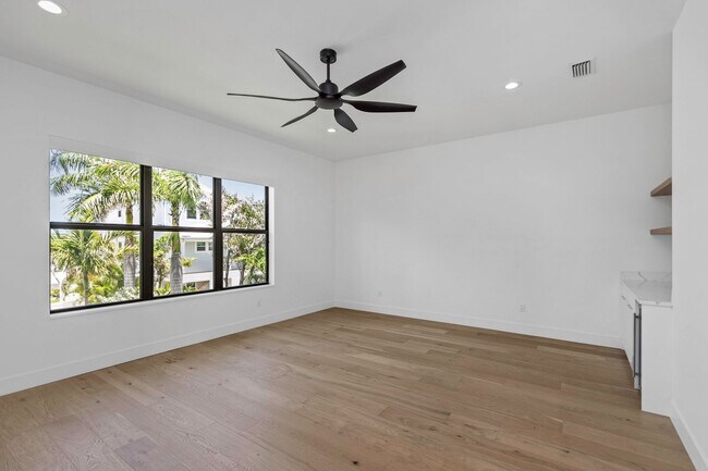 Building Photo - Stunning Custom Built Residence in the Exc...