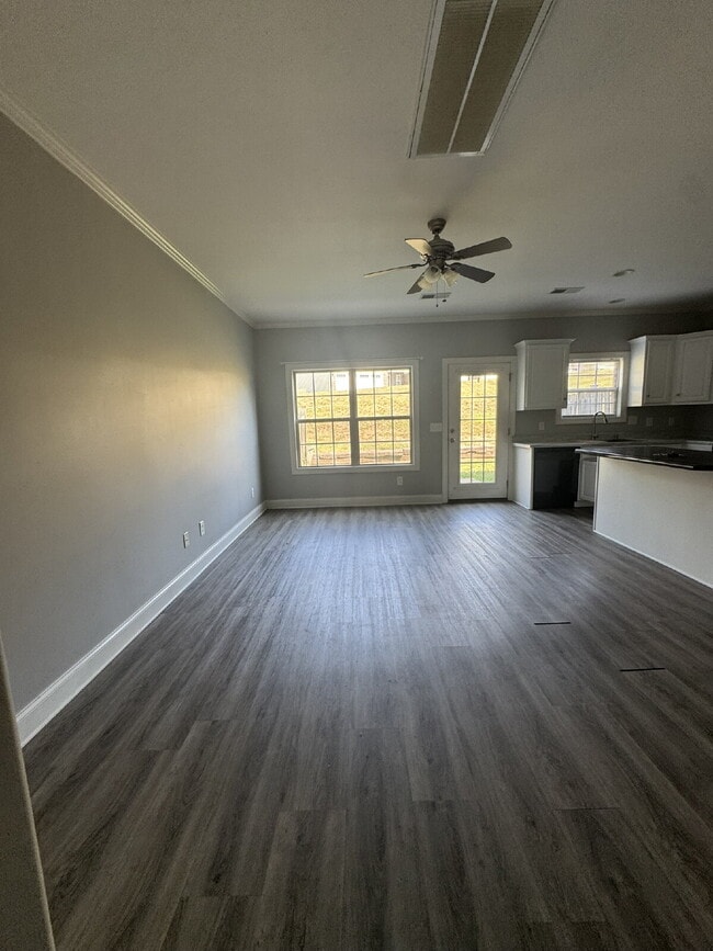 Building Photo - Beautiful townhouse near Henslee Park