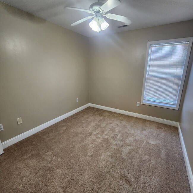 Building Photo - Morehead City Townhouse