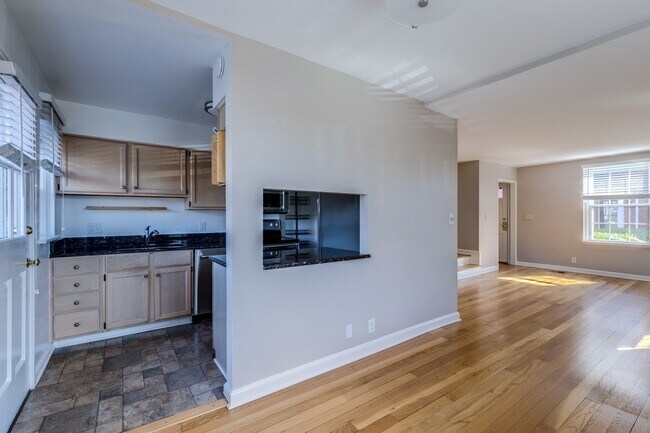 Building Photo - Charming End-Unit Townhouse in Fairlington