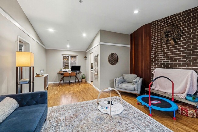 Building Photo - Charming 3-Bedroom Single-Family Home in Bellevue - $3,600!!