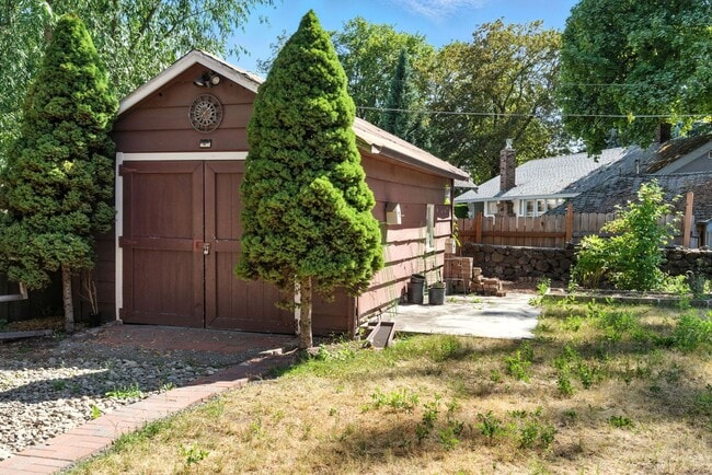 Building Photo - Gorgeous Brick Home Near Audubon Park