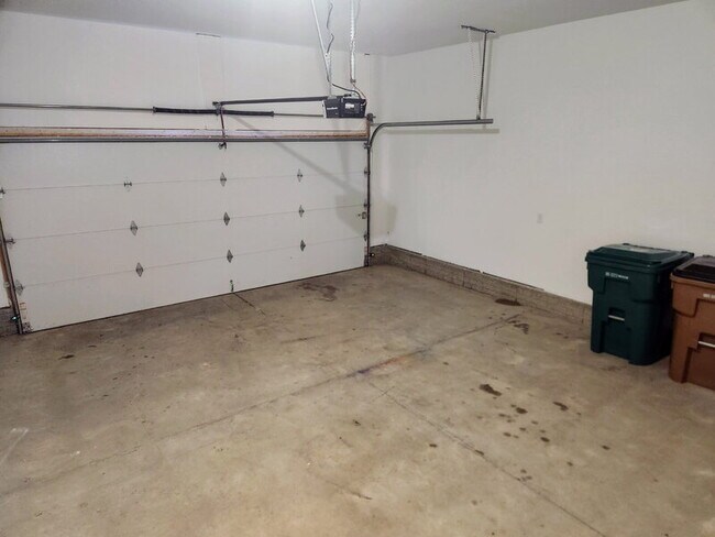 Building Photo - 2728 Yordi Dr