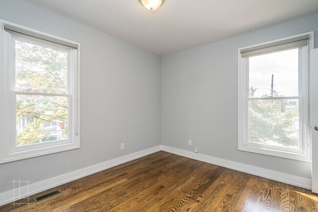 Building Photo - 160-162 E 3rd Ave