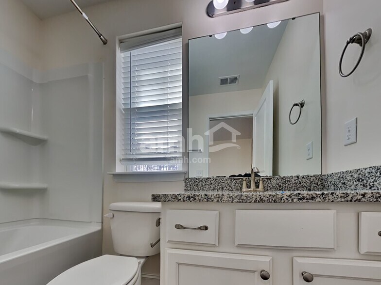 Building Photo - 992 Theodore Rd