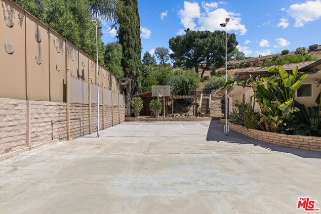 Building Photo - 10421 Beckford Ave