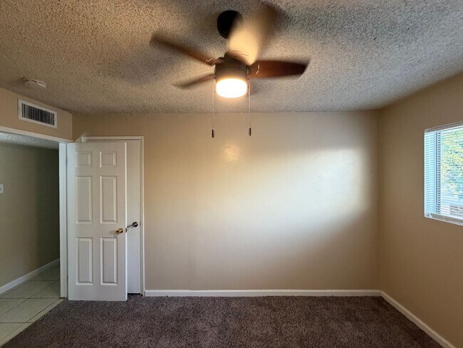 Building Photo - Affordable 3 BD 2 BA house in SW Bakersfield on a corner lot