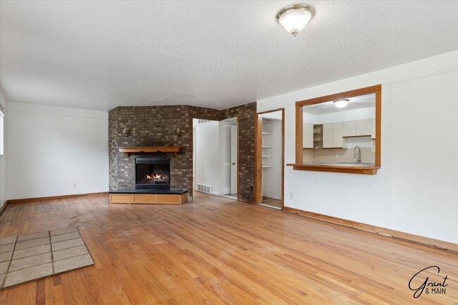 Building Photo - 2 bedroom $1300