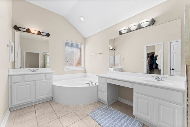 Building Photo - 16131 Woodbend Trail Dr