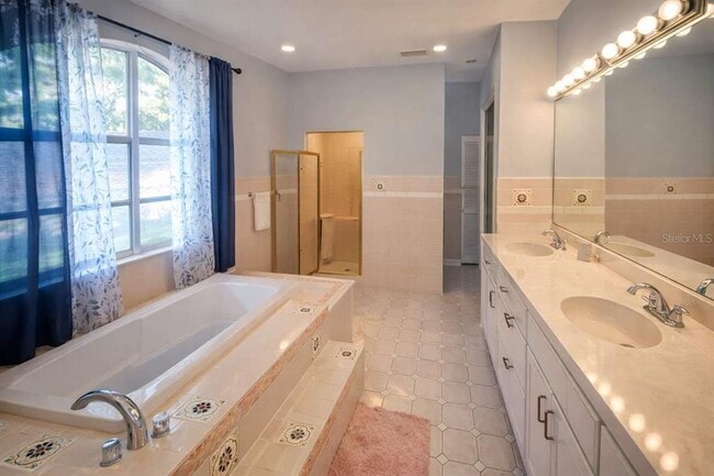 Building Photo - 5116 E 122nd Ave