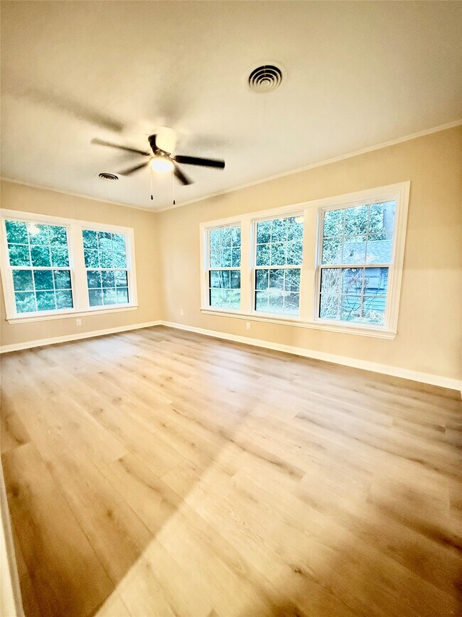 Building Photo - 300 Dunnam Ave