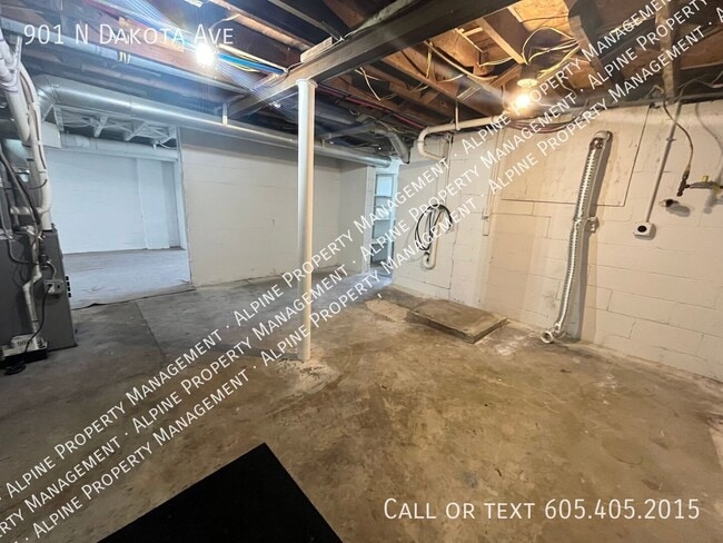 Building Photo - 901 N Dakota Ave
