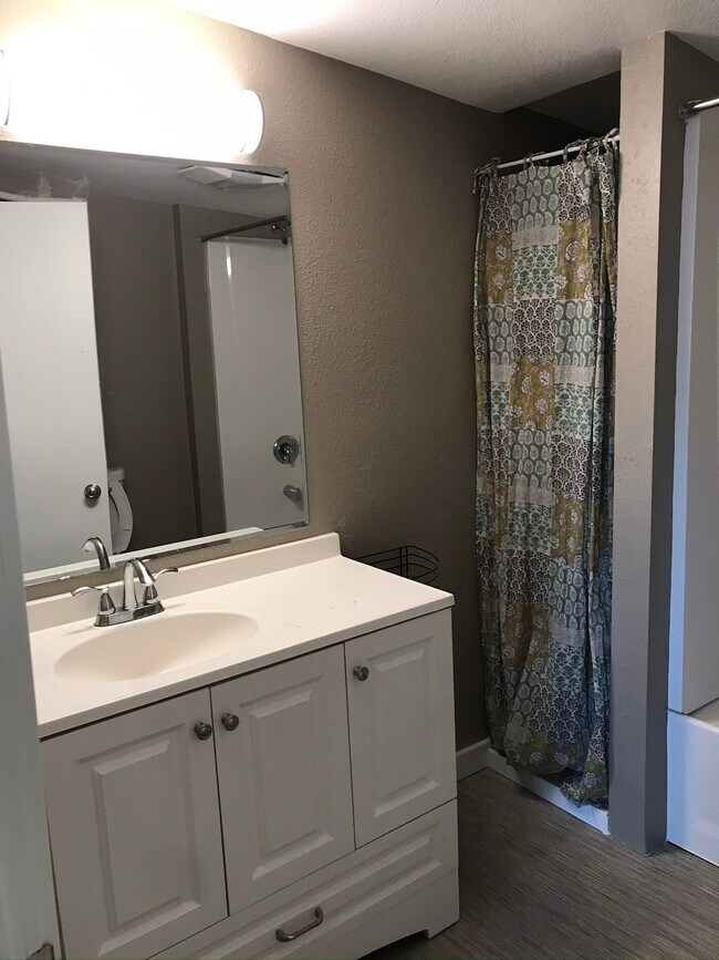 Main full bathroom - 916 Martin Luther King Jr Way S.