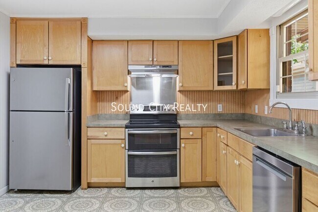 Building Photo - 7016 Bonnalake Dr