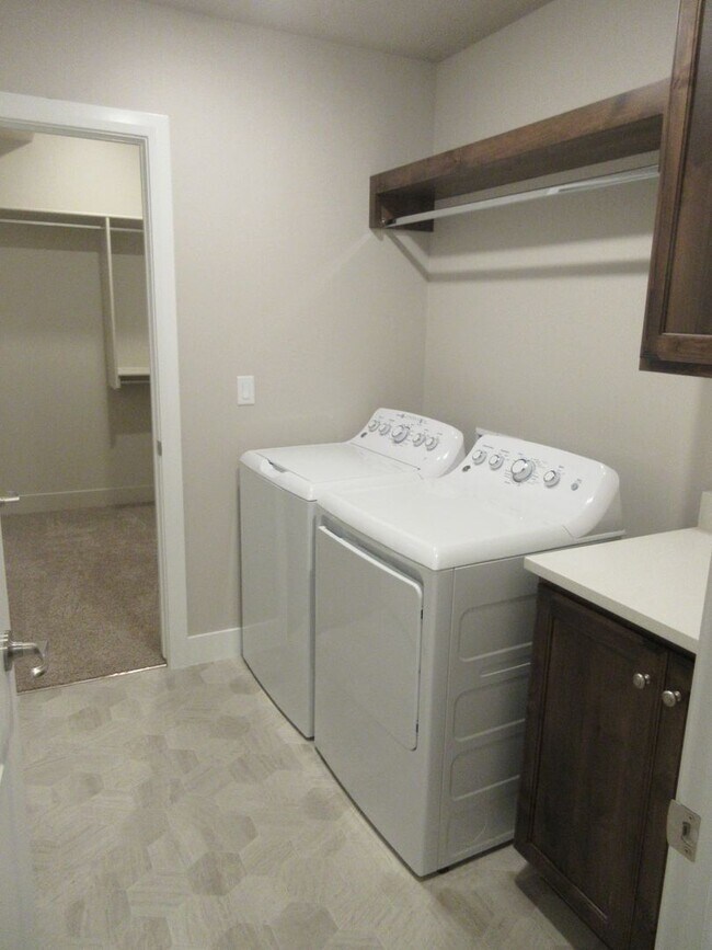 Building Photo - 3 bed 2.5 bath - Single Family Home in Crescent Hills