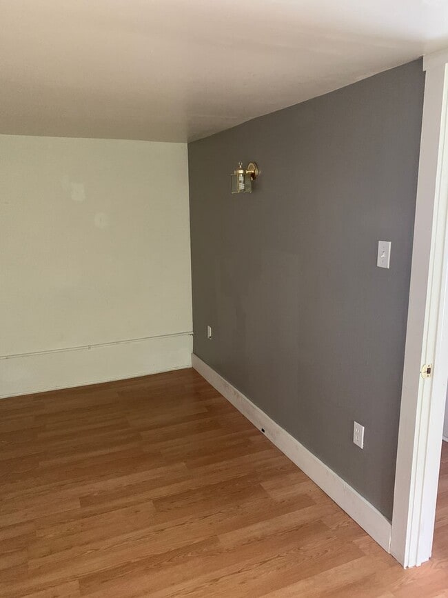 Building Photo - SPACIOUS OAKLAND HOUSE WITH BONUS ROOM - AVAILABLE AUGUST!