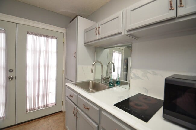 Building Photo - 13102 Richmond Ave.