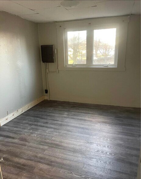 Building Photo - 108 Miller St