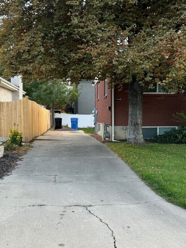 Building Photo - 1744 E Lahar Dr