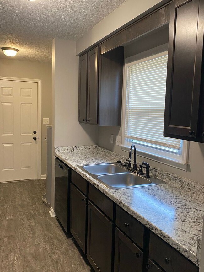 Building Photo - Newly Remodeled! 3Bdr/2Ba Home