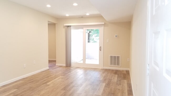Building Photo - Renovated townhouse in established Frederi...