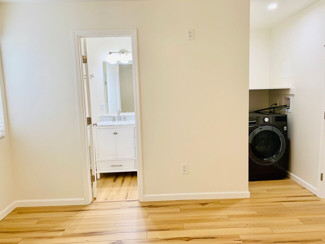 Building Photo - LIVE NEAR THE BEACH & MISSION BAY! 1BD/1BA...