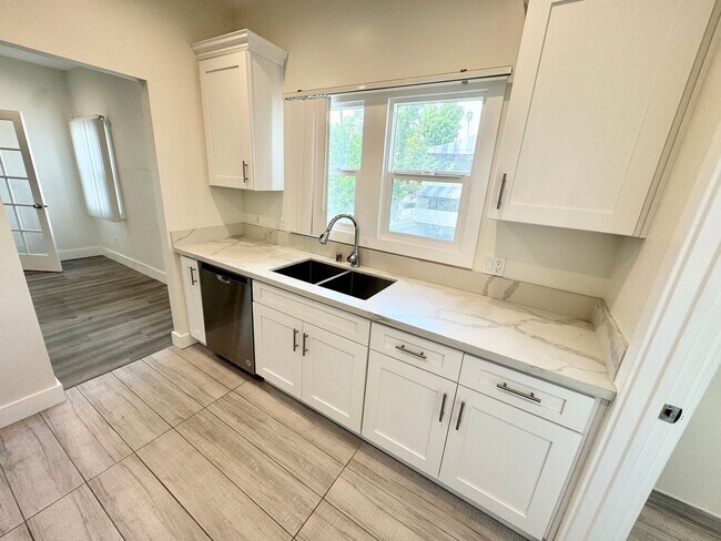 Building Photo - ***1 Bed 1 Bath apartment in the most desi...