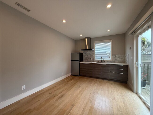 Building Photo - Spacious 1BD/1BA with In-Unit Laundry – Prime Commuter Location
