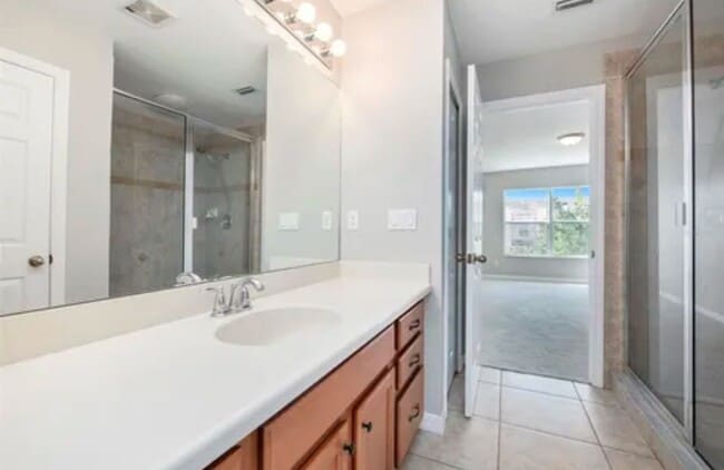 Building Photo - Modern 3 Bedroom 2.5 Bath in Gibsonton