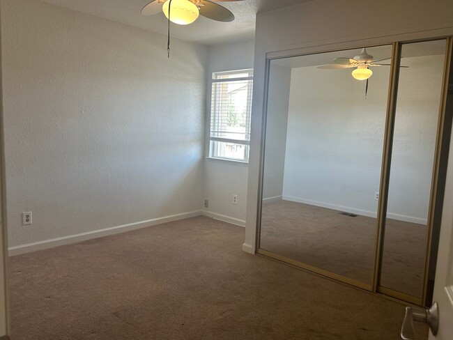 Building Photo - 4 Bedrom 2.5 baths Beauty