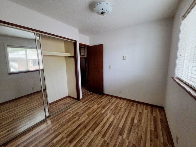 Building Photo - Spacious Cottage on 1/2 Acre Lot