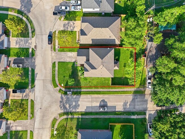 Building Photo - 16815 Watering Oaks Ln