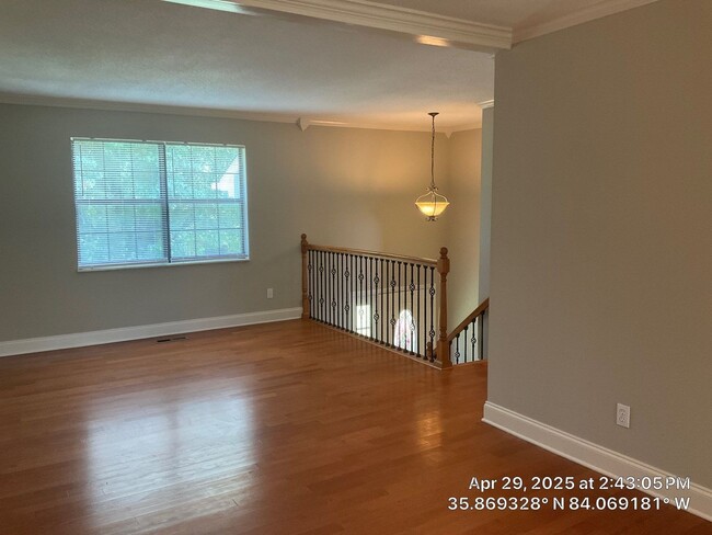 Building Photo - 3 Bedroom / 2.5 Bath House Available Now