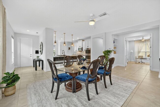 Building Photo - 9624 SW Royal Poinciana Dr