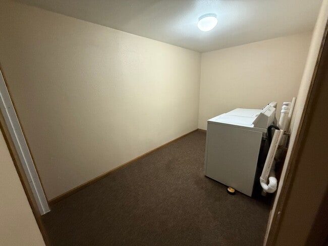 Building Photo - 3 Bed 1 Bath + Bonus Room and Yard