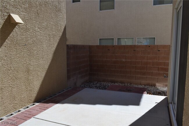 Building Photo - 520 Taunton St