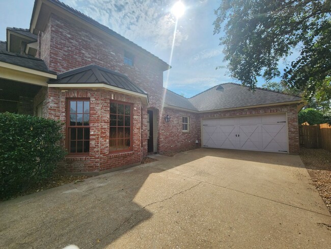 Building Photo - Large 4 Bed 3 Bath Brick Home