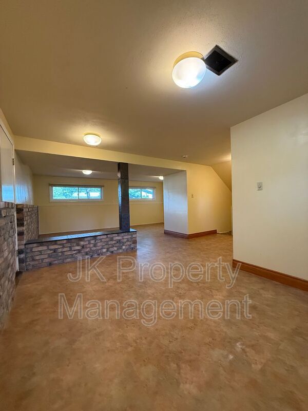 Building Photo - 1015 Carlos Dr