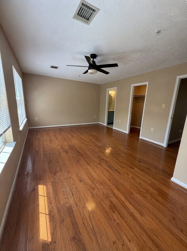Building Photo - 9020 Lake Largo Dr